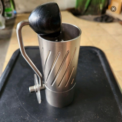 Hand Grinder M48 Penggiling Kopi Manual Stainless Steel Dengan Desain Ergonomis