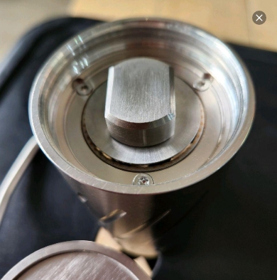 Hand Grinder M48 Penggiling Kopi Manual Stainless Steel Dengan Desain Ergonomis